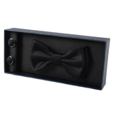 Conjunto de presente masculino com gravata borboleta, lenço de bolso e abotoaduras na cor preta.