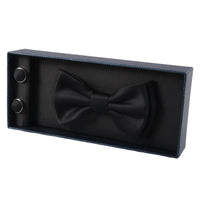 Conjunto de presente masculino com gravata borboleta, lenço de bolso e abotoaduras na cor preta.