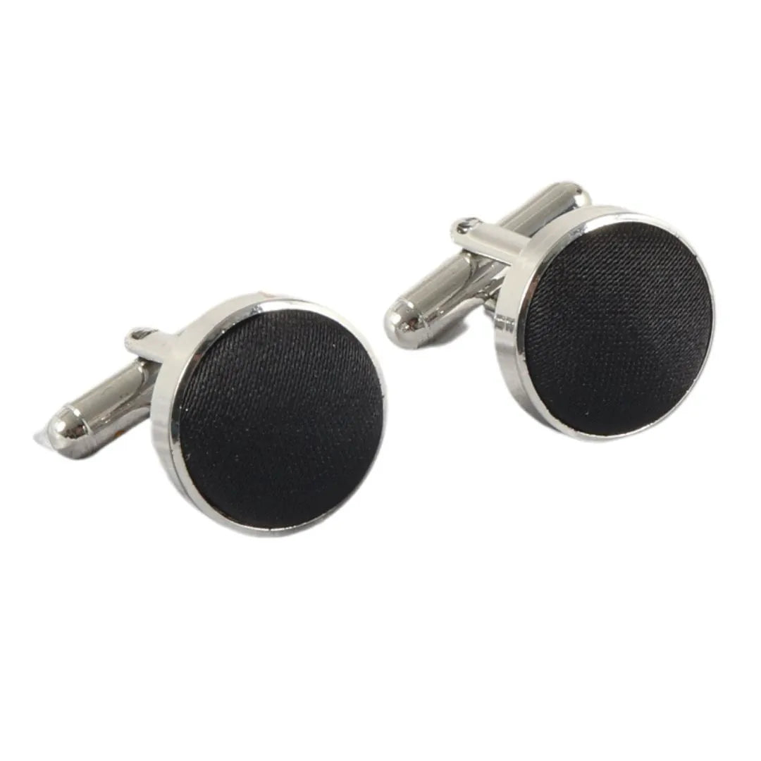 Conjunto de presente masculino com gravata borboleta, lenço de bolso e abotoaduras na cor preta.