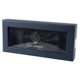 Conjunto de presente masculino com gravata borboleta, lenço de bolso e abotoaduras na cor preta.