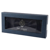 Conjunto de presente masculino com gravata borboleta, lenço de bolso e abotoaduras na cor preta.