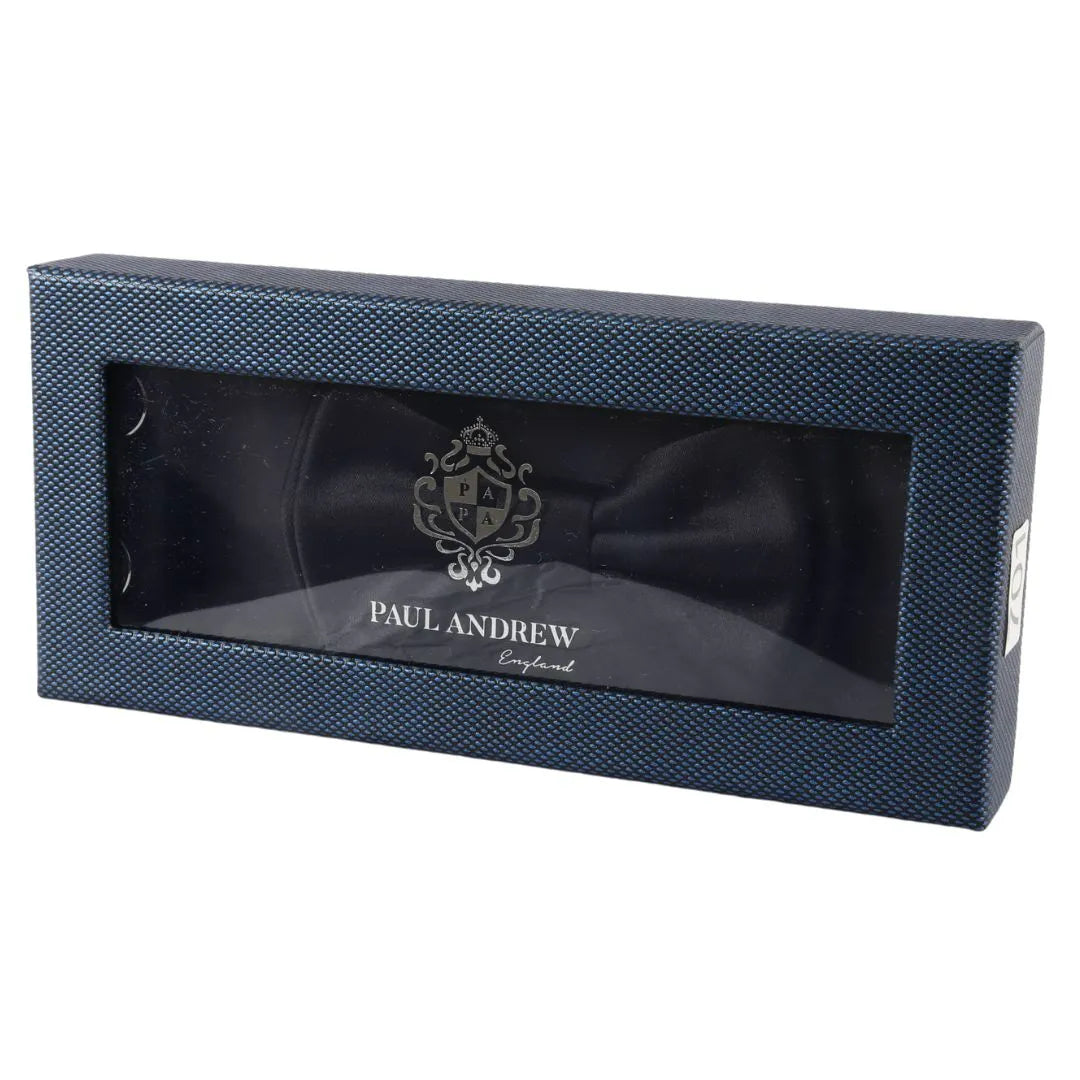 Conjunto de presente masculino com gravata borboleta, lenço de bolso e abotoaduras na cor preta.