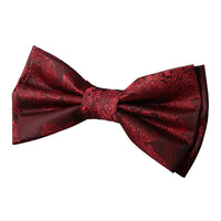 Conjunto de presente masculino com gravata borboleta, lenço de bolso e abotoaduras na cor vinho.