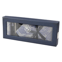 Conjunto de presente com gravata azul paisley, lenço de bolso e abotoaduras em cetim floral.