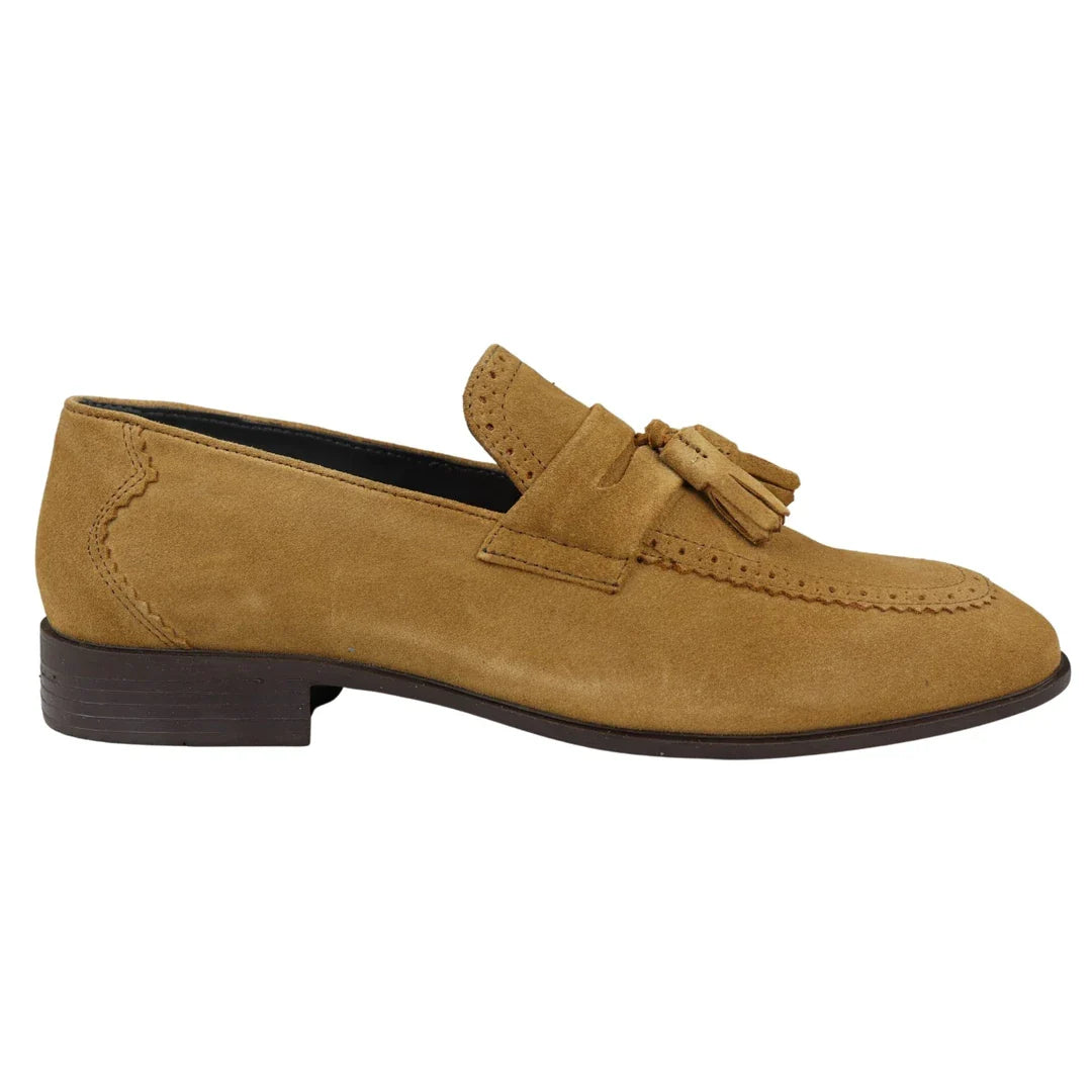Mocassim masculino sem cadarço, cor caramelo, com borla, em camurça legítima, elegante, casual, para dirigir.