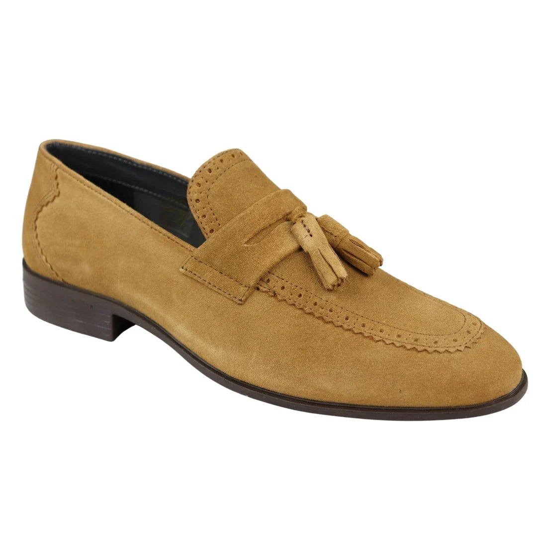Mocassim masculino sem cadarço, cor caramelo, com borla, em camurça legítima, elegante, casual, para dirigir.