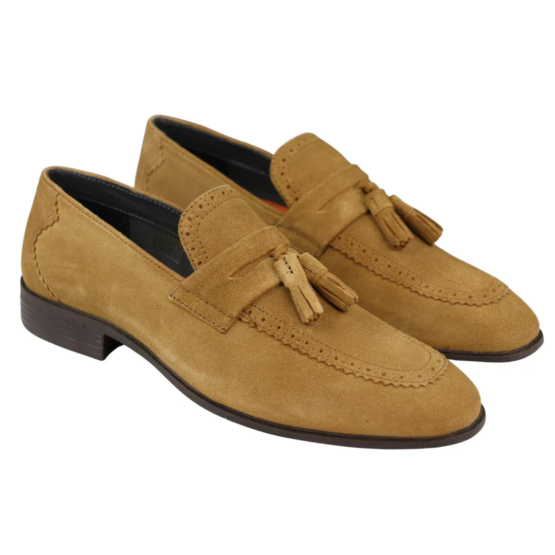 Mocassim masculino sem cadarço, cor caramelo, com borla, em camurça legítima, elegante, casual, para dirigir.
