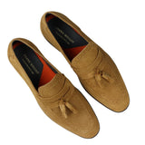 Mocassim masculino sem cadarço, cor caramelo, com borla, em camurça legítima, elegante, casual, para dirigir.