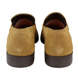 Mocassim masculino sem cadarço, cor caramelo, com borla, em camurça legítima, elegante, casual, para dirigir.