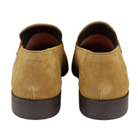 Mocassim masculino sem cadarço, cor caramelo, com borla, em camurça legítima, elegante, casual, para dirigir.
