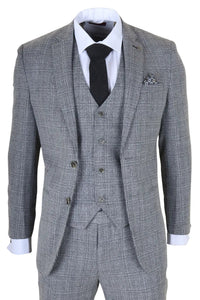 Terno xadrez cinza com camisa branca, gravata preta e lenço de bolso sobre fundo branco.