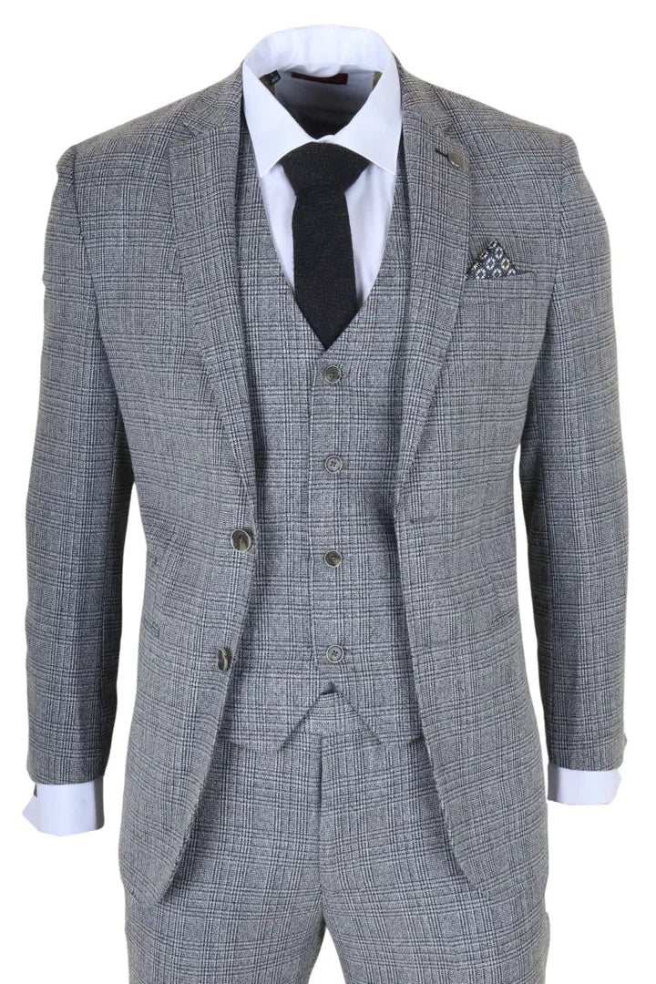 Terno xadrez cinza com camisa branca, gravata preta e lenço de bolso sobre fundo branco.