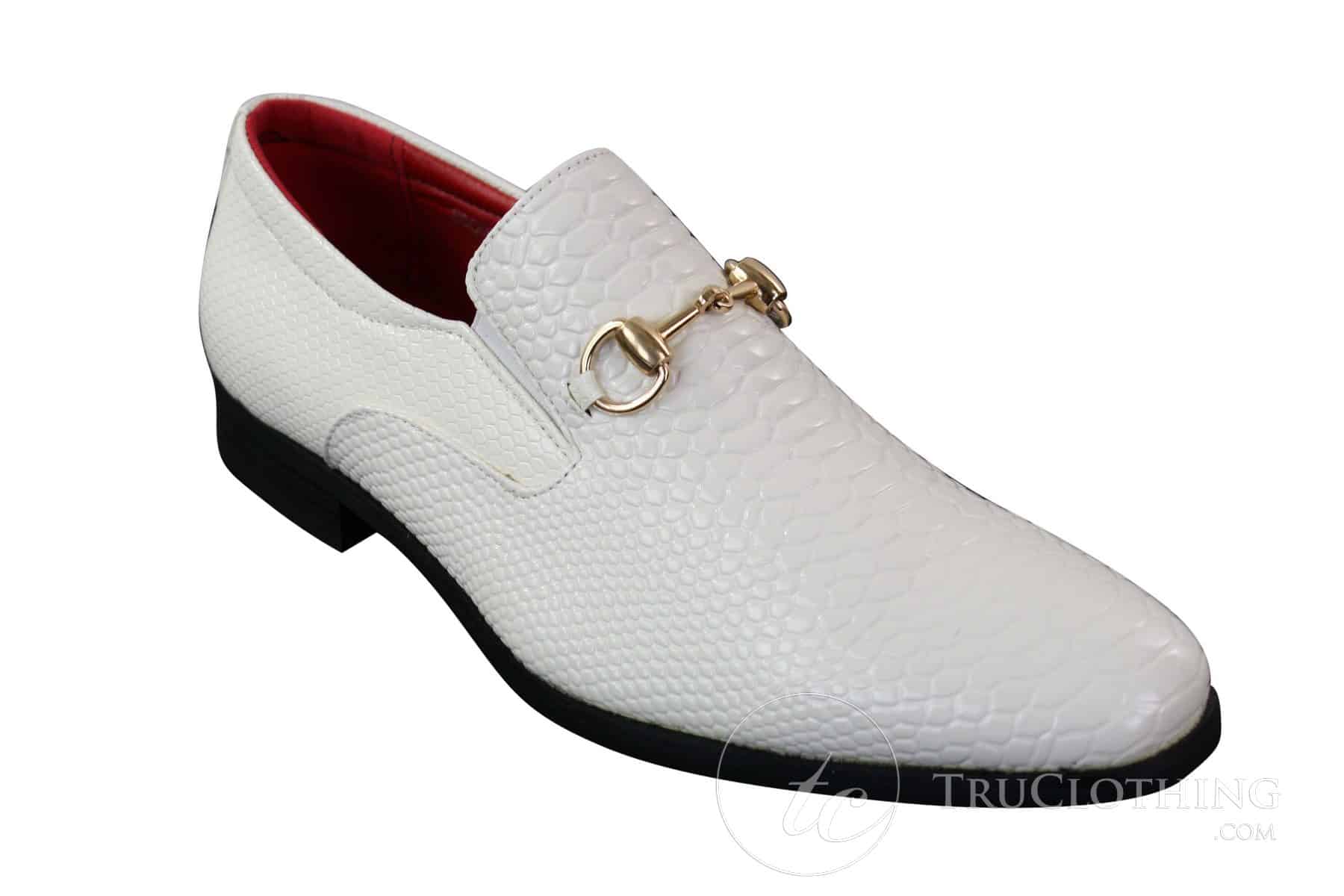 Patron 80058 - Sapato masculino branco e preto envernizado brilhante, estilo slip-on, em couro PU com estampa de cobra e crocodilo, fivela dourada.