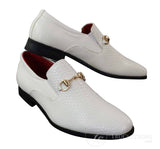 Patron 80058 - Sapato masculino branco e preto envernizado brilhante, estilo slip-on, em couro PU com estampa de cobra e crocodilo, fivela dourada.