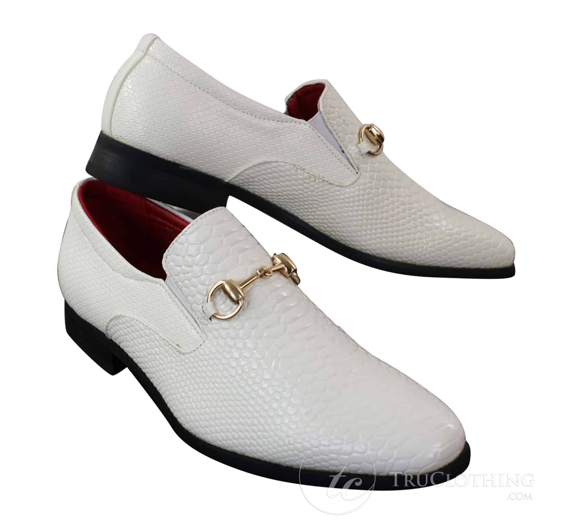Patron 80058 - Sapato masculino branco e preto envernizado brilhante, estilo slip-on, em couro PU com estampa de cobra e crocodilo, fivela dourada.
