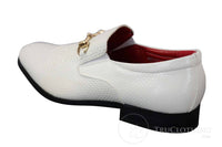Patron 80058 - Sapato masculino branco e preto envernizado brilhante, estilo slip-on, em couro PU com estampa de cobra e crocodilo, fivela dourada.