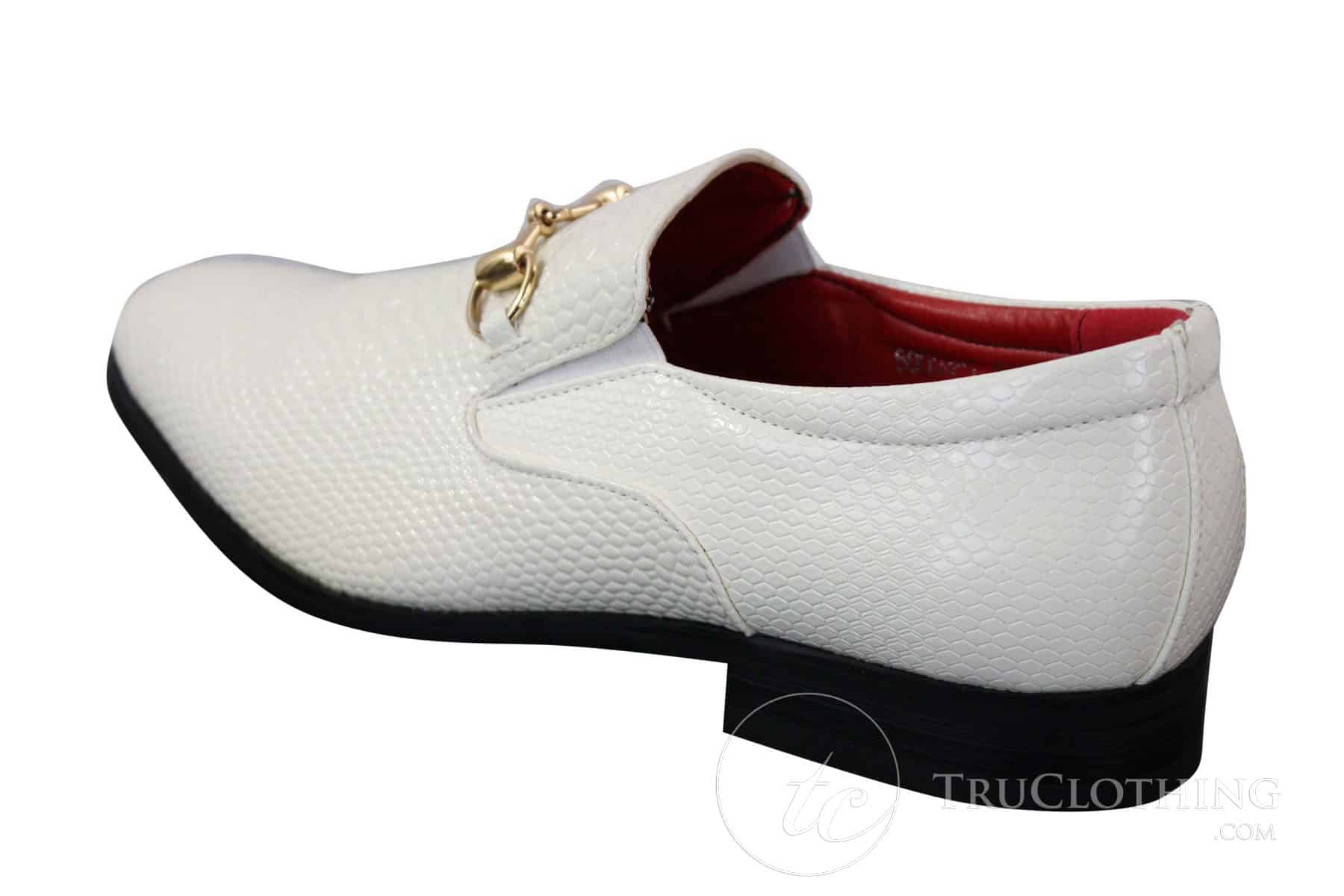 Patron 80058 - Sapato masculino branco e preto envernizado brilhante, estilo slip-on, em couro PU com estampa de cobra e crocodilo, fivela dourada.