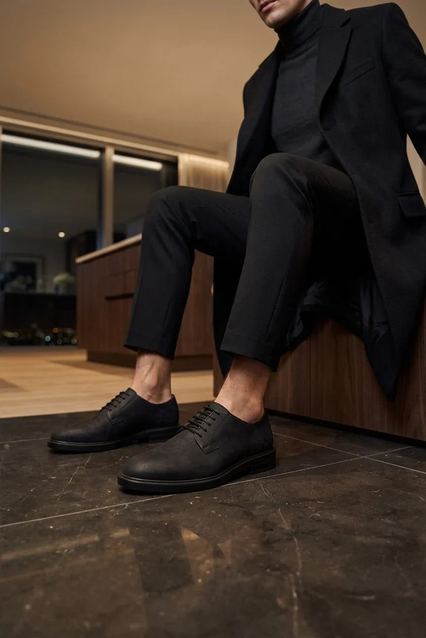 Pedro - Sapatos Derby Masculinos de Camurça Preta com Acabamento Fosco e Cadarço