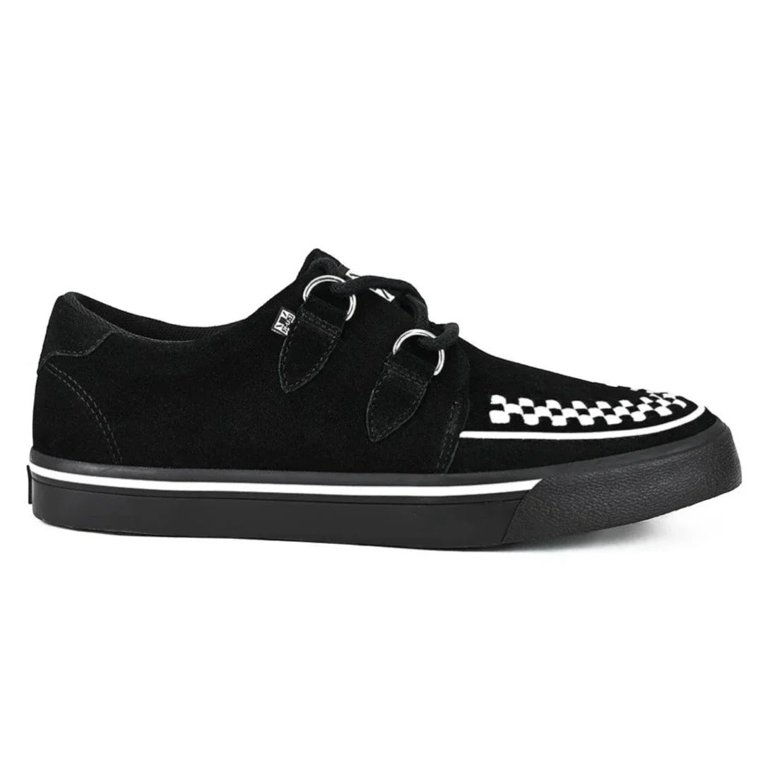 Tênis Creeper de bico fino, preto e branco, em camurça, com plataforma.