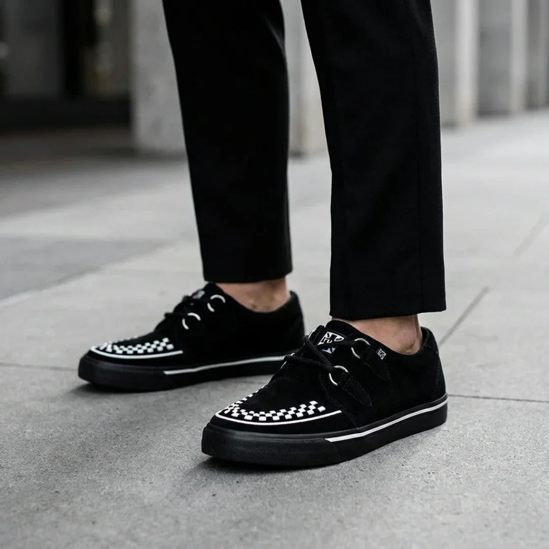 Tênis Creeper de bico fino, preto e branco, em camurça, com plataforma.