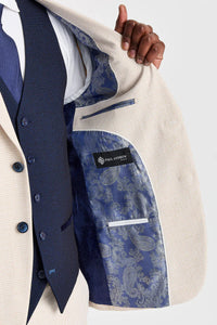 Terno xadrez creme Regent com colete contrastante azul marinho Regent.