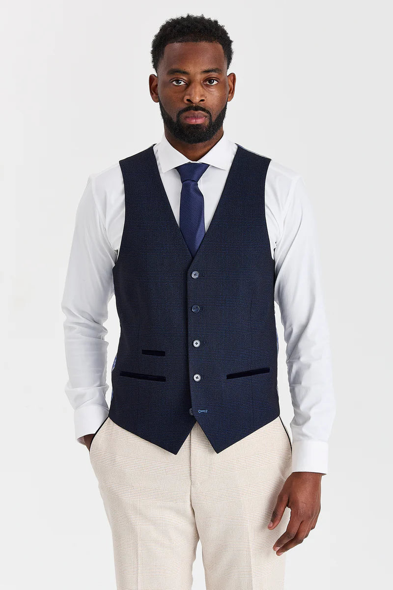 Terno xadrez creme Regent com colete contrastante azul marinho Regent.