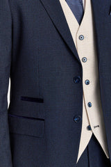 Terno xadrez azul-marinho Regent com colete creme Regent contrastante.
