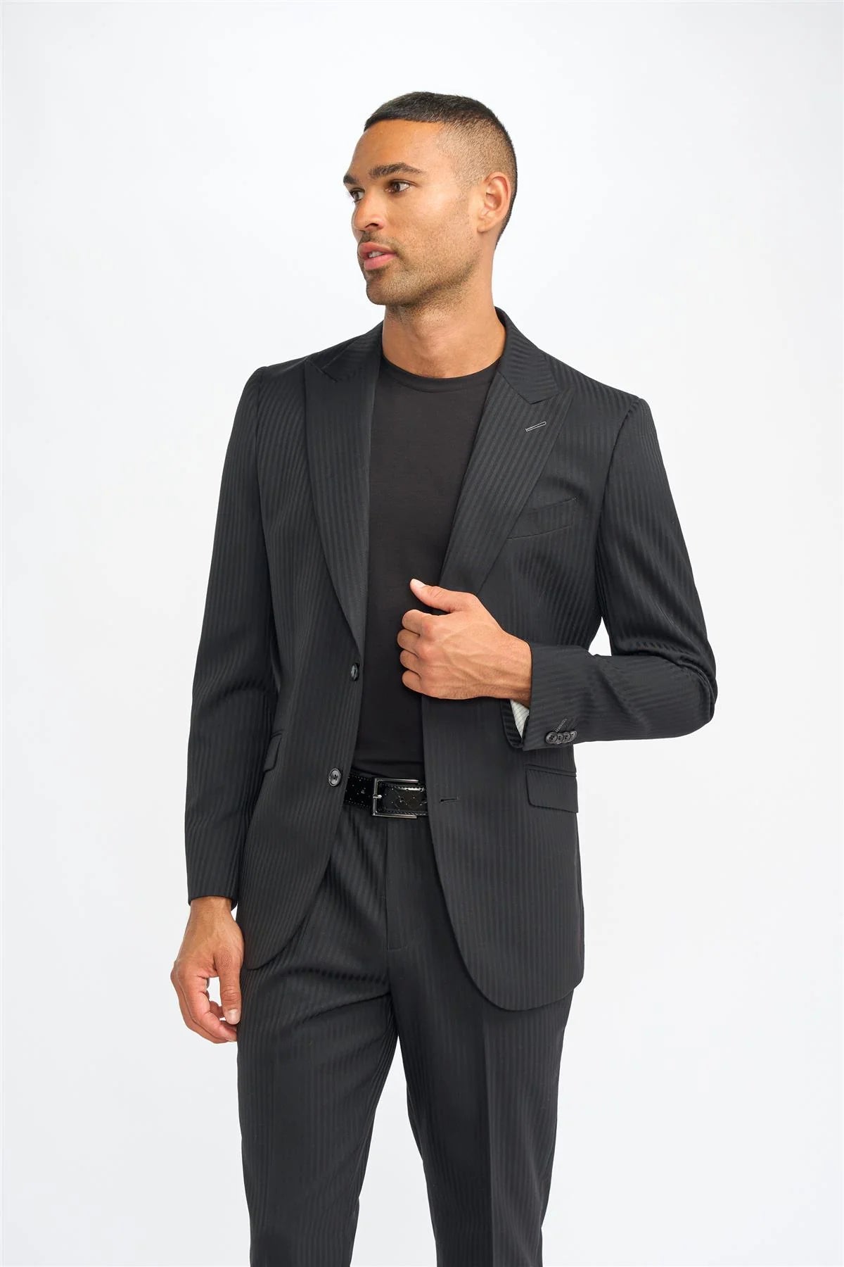 Roberto - Blazer masculino preto com listras sombreadas e corte sob medida