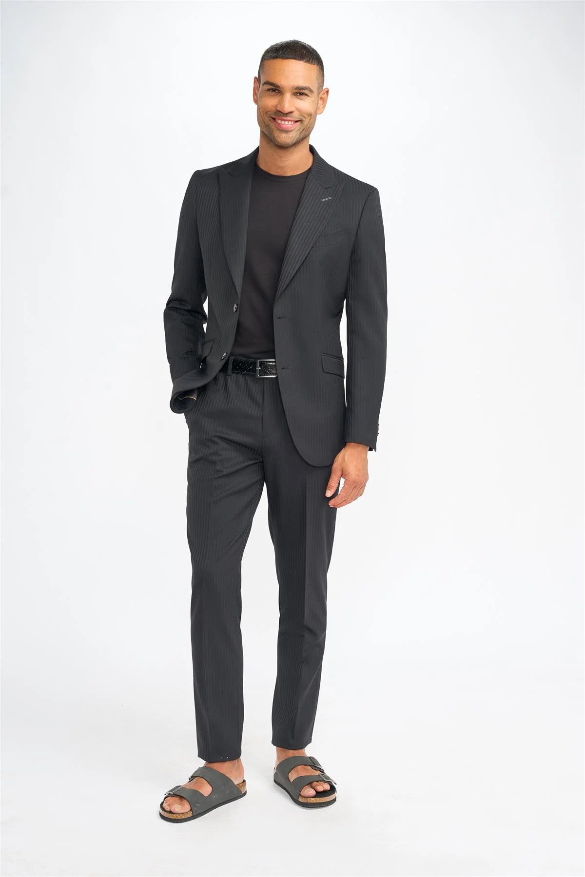 Roberto - Blazer masculino preto com listras sombreadas e corte sob medida