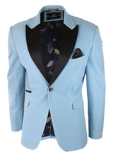 Blazer masculino de veludo, estilo smoking, preto com lapela de cetim, em tons pastel de azul, rosa e verde.