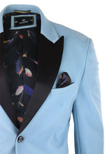 Blazer masculino de veludo, estilo smoking, preto com lapela de cetim, em tons pastel de azul, rosa e verde.