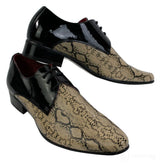Sapatos masculinos em couro envernizado brilhante com estampa de cobra em preto e bege, design italiano e cadarço.
