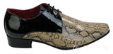 Sapatos masculinos em couro envernizado brilhante com estampa de cobra em preto e bege, design italiano e cadarço.