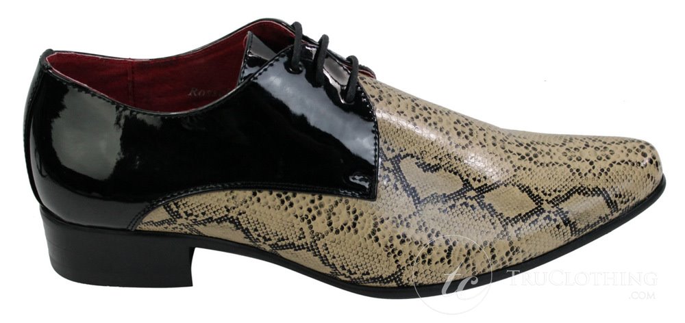 Sapatos masculinos em couro envernizado brilhante com estampa de cobra em preto e bege, design italiano e cadarço.