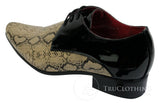 Sapatos masculinos em couro envernizado brilhante com estampa de cobra em preto e bege, design italiano e cadarço.