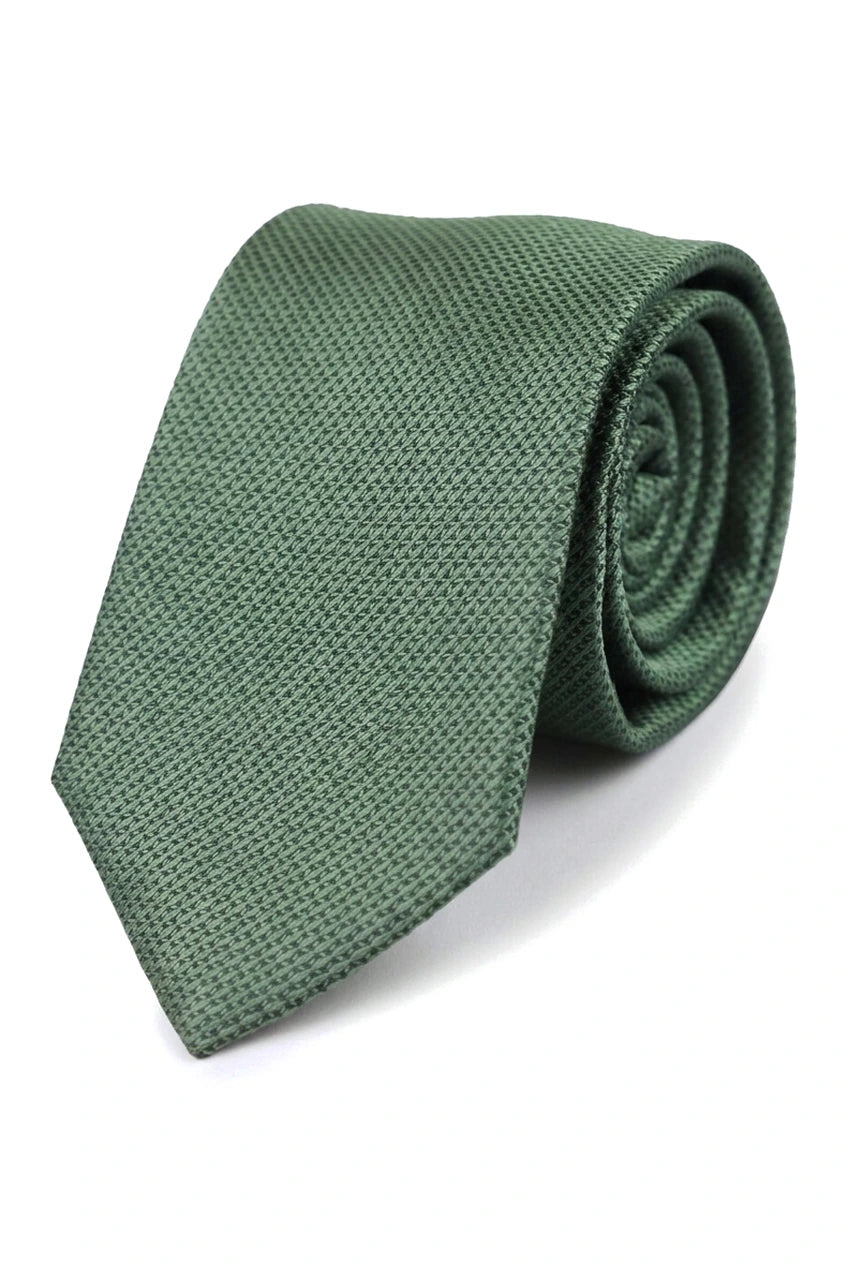 Conjunto de presente com gravata, lenço de bolso e abotoaduras em cetim de seda texturizado verde fosco.