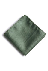 Conjunto de presente com gravata, lenço de bolso e abotoaduras em cetim de seda texturizado verde fosco.