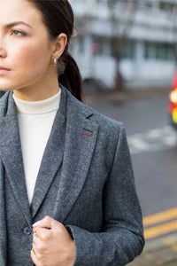 Blazer feminino clássico vintage dos anos 1920 em lã tweed com cotoveleiras, cinza.