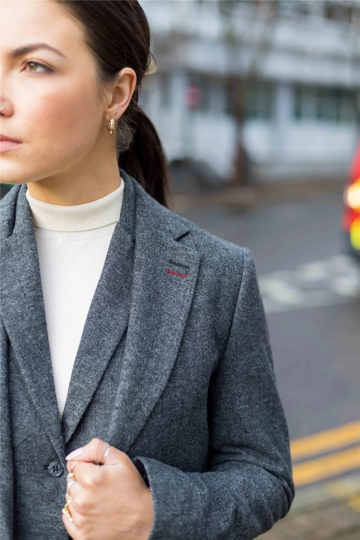 Blazer feminino clássico vintage dos anos 1920 em lã tweed com cotoveleiras, cinza.