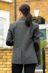 Blazer feminino clássico vintage dos anos 1920 em lã tweed com cotoveleiras, cinza.