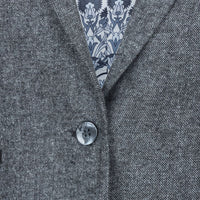 Conjunto feminino com colete em lã tweed, com cotoveleiras, estilo vintage clássico dos anos 1920, cinza.