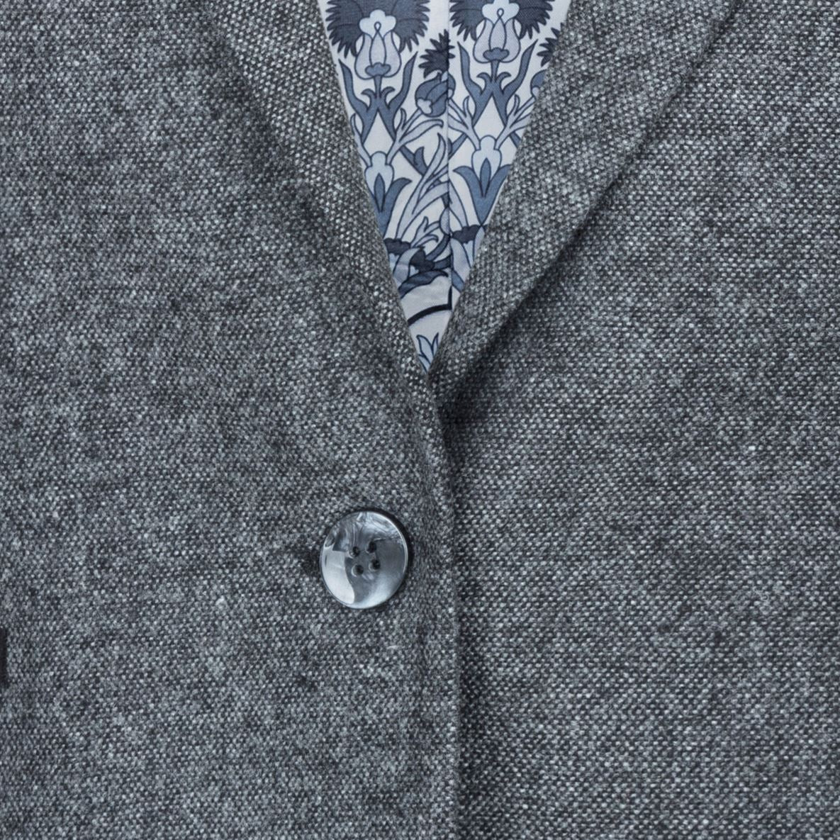 Conjunto feminino com colete em lã tweed, com cotoveleiras, estilo vintage clássico dos anos 1920, cinza.
