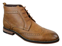 Botas masculinas estilo militar brogue, cor marrom claro, com cadarço e modelo slip-on. Forro em couro.