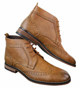 Botas masculinas estilo militar brogue, cor marrom claro, com cadarço e modelo slip-on. Forro em couro.