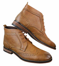Botas masculinas estilo militar brogue, cor marrom claro, com cadarço e modelo slip-on. Forro em couro.