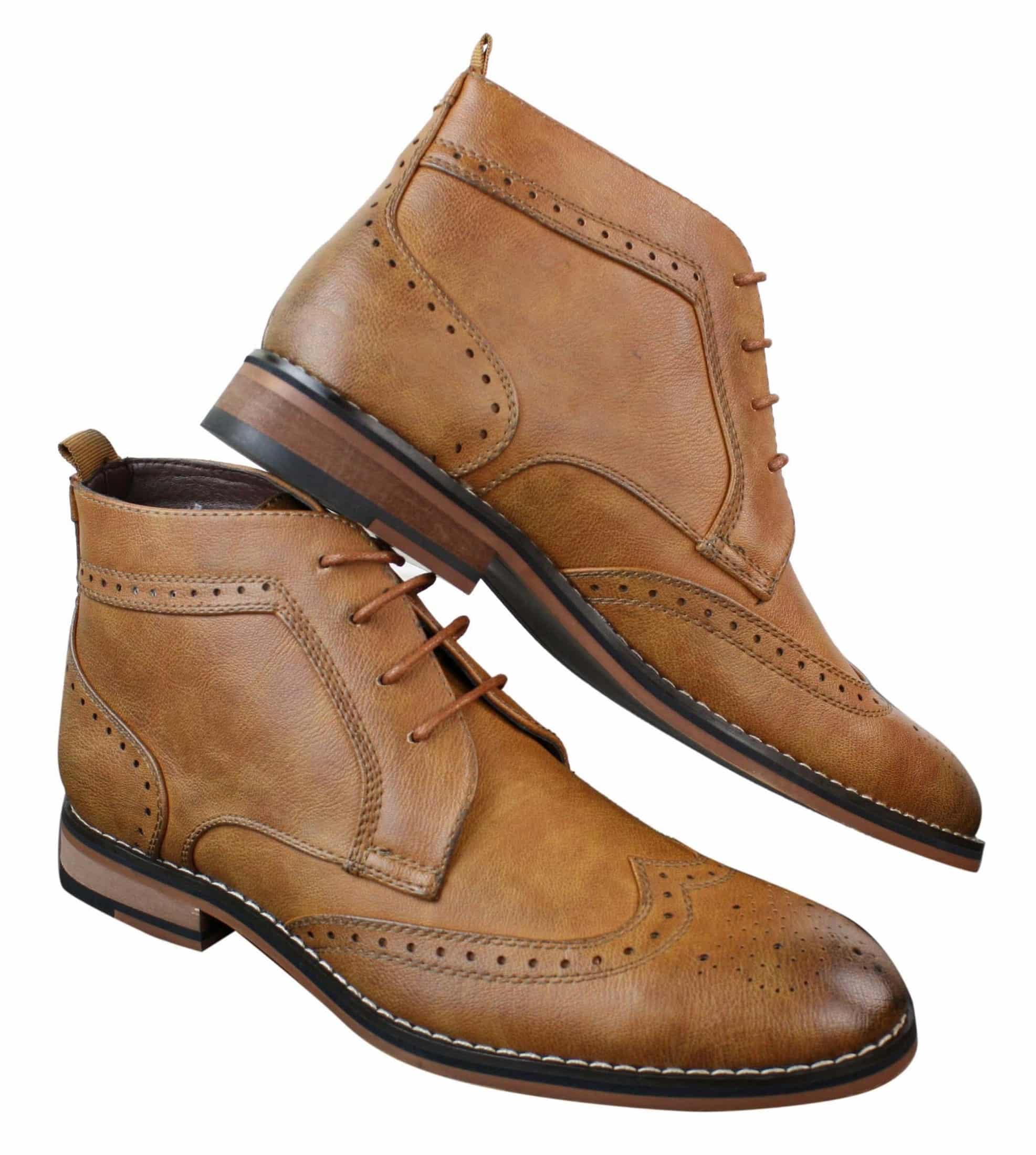Botas masculinas estilo militar brogue, cor marrom claro, com cadarço e modelo slip-on. Forro em couro.