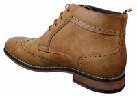 Botas masculinas estilo militar brogue, cor marrom claro, com cadarço e modelo slip-on. Forro em couro.