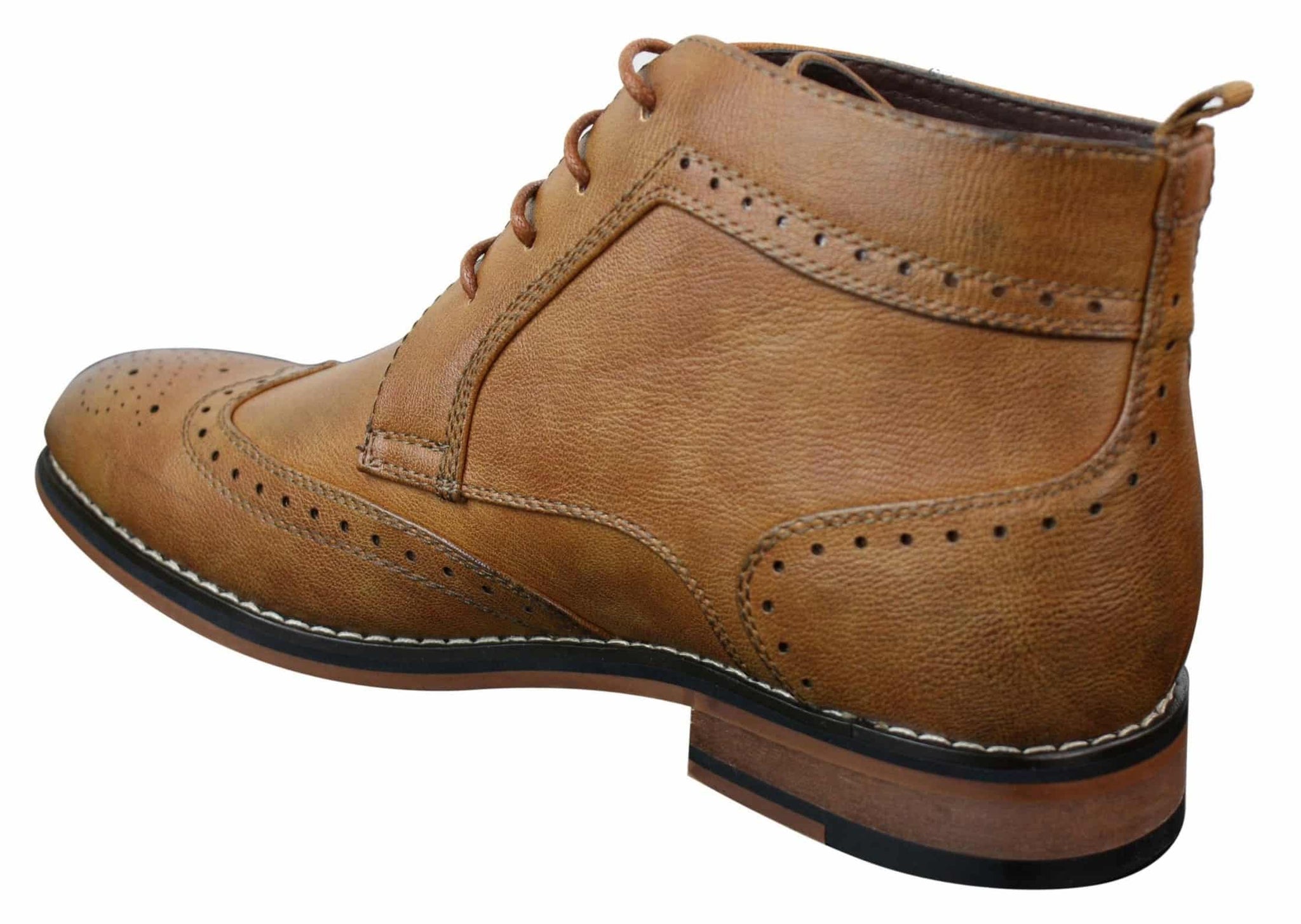 Botas masculinas estilo militar brogue, cor marrom claro, com cadarço e modelo slip-on. Forro em couro.