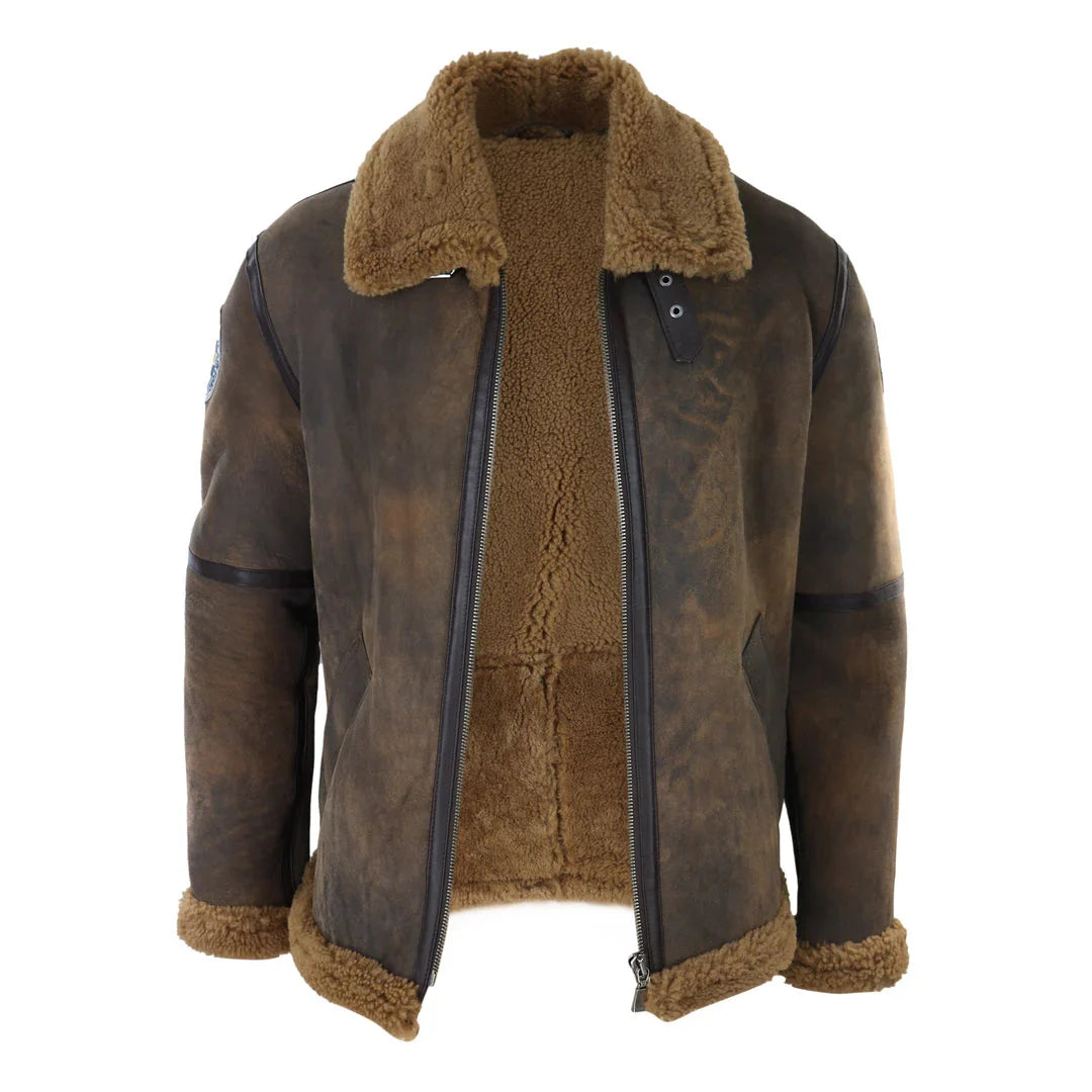 Jaqueta clássica de inverno masculina em pele de carneiro marrom com efeito desgastado e forro de pele cor camelo com zíper.