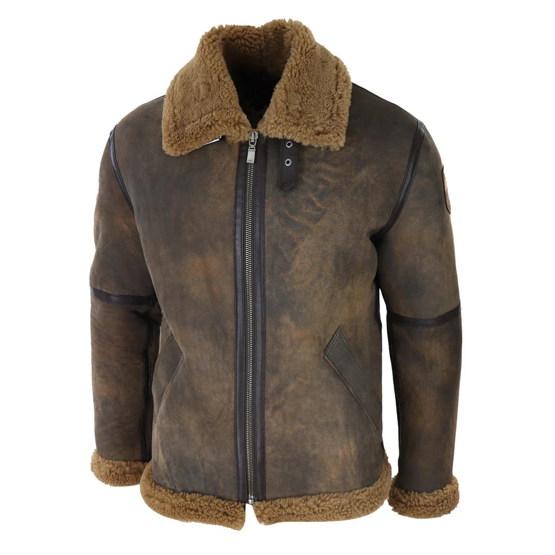 Jaqueta clássica de inverno masculina em pele de carneiro marrom com efeito desgastado e forro de pele cor camelo com zíper.